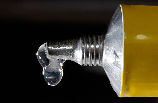 Kluczowa rola kleju do szkła w naprawach domowych